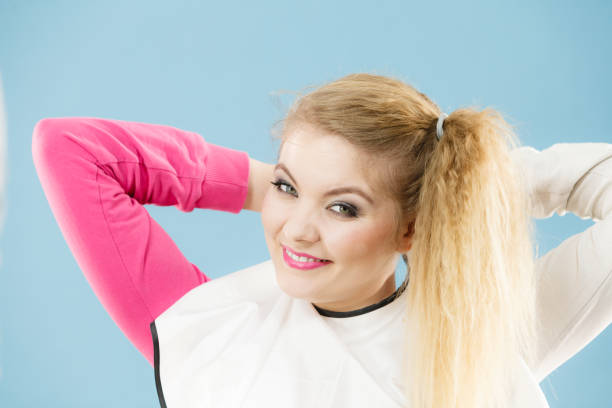 istock Woman wearing hairdressing collar 855729454