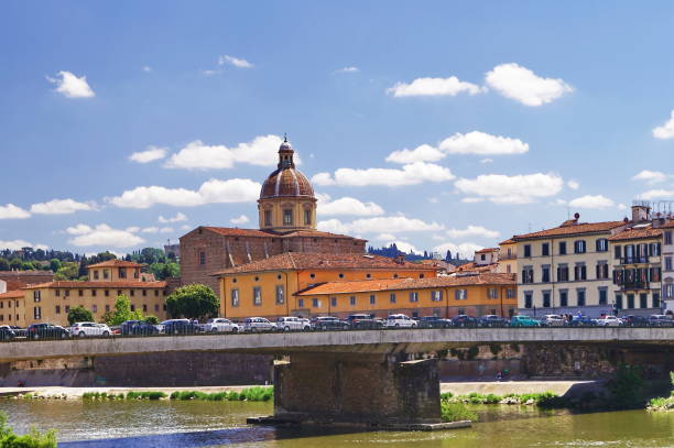 puente de vespucci e iglesia de san frediano, florencia - oltrarno fotografías e imágenes de stock