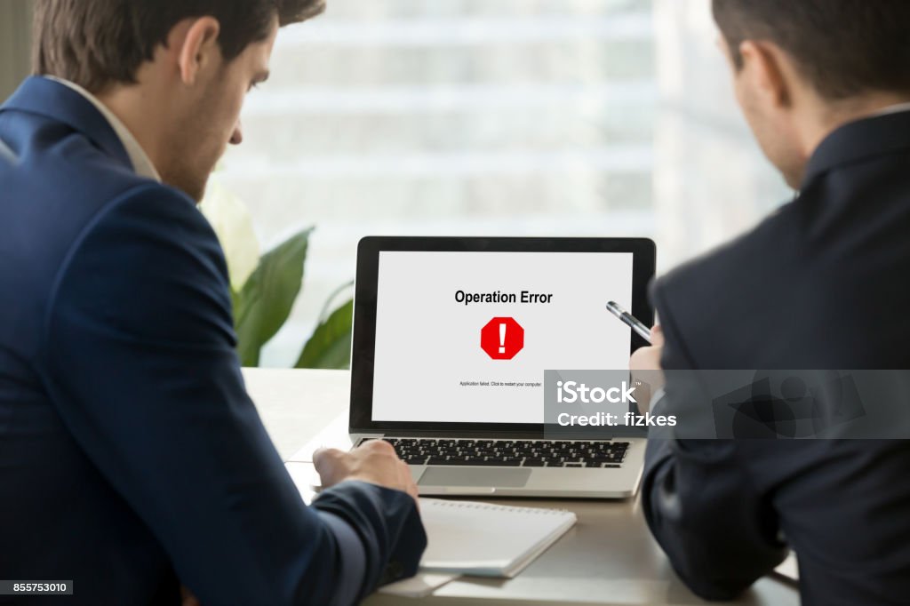 Zwei Geschäftsleute Blick auf defekten Laptop, Absturz des Betriebssystems - Lizenzfrei Misserfolg Stock-Foto