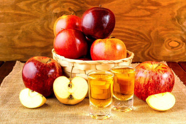 schnapps bevande e mele nel cesto di vimini - still shot foto e immagini stock
