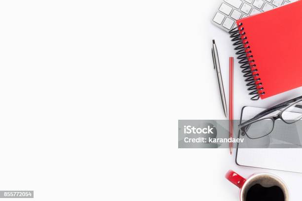 Büroschreibtisch Stockfoto und mehr Bilder von Schreibtisch - Schreibtisch, Notizbuch, Rot