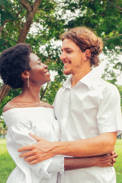 retrato de casal jovem feliz andando no parque - wedding african descent american culture bride - fotografias e filmes do acervo