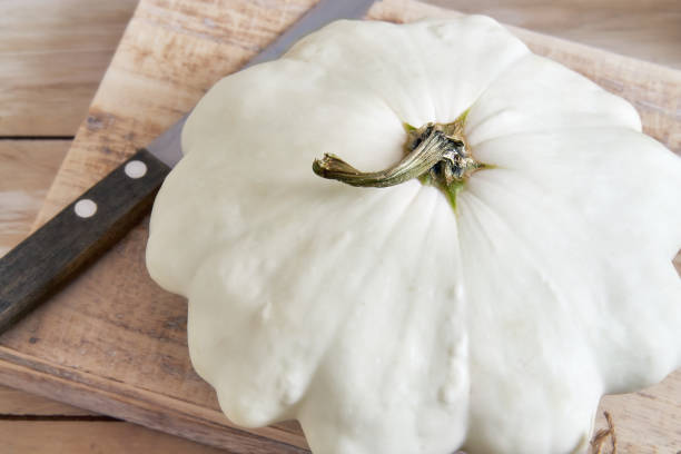 pattypan squash on cutting board - pattypan squash imagens e fotografias de stock