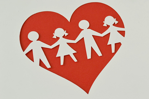 Silueta de papel de los niños en el corazón - protección de la infancia y concepto de amor photo