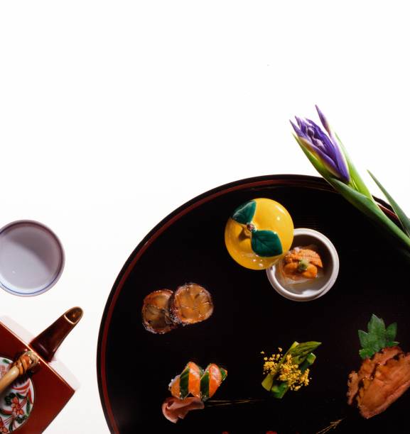 vorspeise-sushi auf einem schwarzen teller, erhöhte ansicht - maki sushi japanese culture food and drink still life stock-fotos und bilder