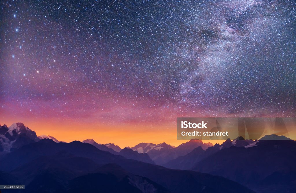 Fantástico cielo estrellado. Espesa niebla en la montaña pasar Goulet. Georgia, Svaneti. Europa - Foto de stock de Noche libre de derechos