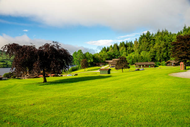 loch tay highland lodges waterfront open area with lake view, central scotland - cottage scotland scottish culture holiday imagens e fotografias de stock