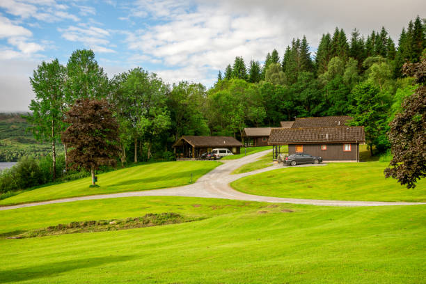 vista estiva dei lodge per le vacanze sulle rive del lago loch tay nella scozia centrale, gran bretagna - cottage scotland scottish culture holiday foto e immagini stock