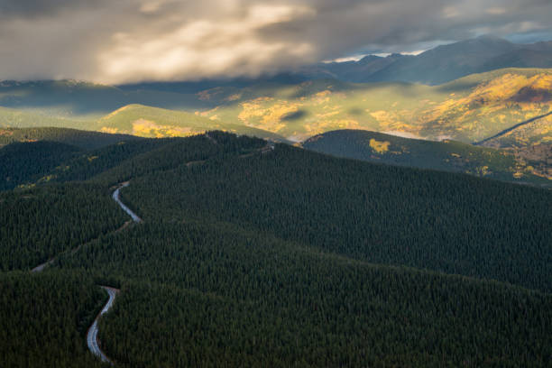 squaw passstrasse - colorado - squaw peak stock-fotos und bilder