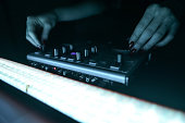 dj-mixer-disco-von-suchscheinwerfern-beleuchtet.jpg?b=1&s=170x170&k=20&c=KASvPCCSRyDQpnqBGzUYGqknvmKV_zeuX87uJRjI-zU=