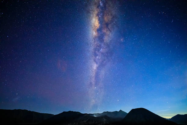 wulkan bromo z drogą mleczną, park narodowy tengger semeru, jawa wschodnia, indonezja - bromo crater zdjęcia i obrazy z banku zdjęć