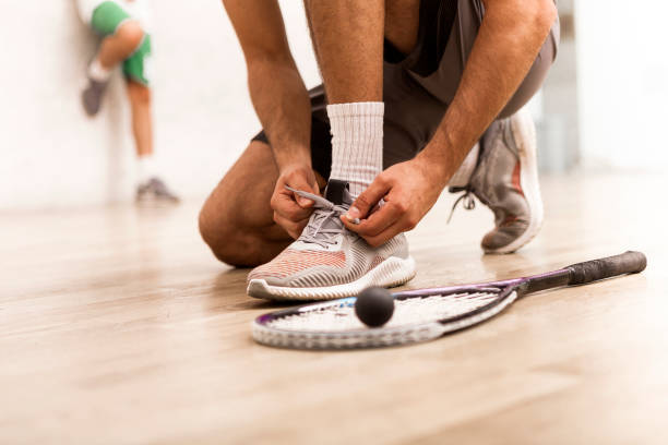 靴ひもを結ぶスカッシュ プレーヤー - squash racket ストックフォトと画像