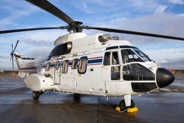 hélicoptère de la force aérienne espagnole de cougar vip. - as532 photos et images de collection