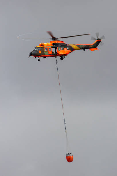 español del helicóptero bambi-bucket lucha contra el fuego - as532 fotografías e imágenes de stock