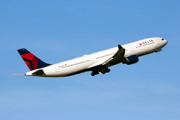 델타항공 에어버스 a330 - delta air lines 뉴스 사진 이미지