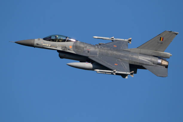 avião de caça da força aérea belga f-16 - flying jet fighter plane air vehicle - fotografias e filmes do acervo