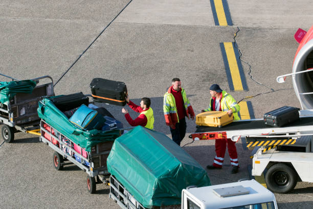 obsługa bagażu na lotnisku - luggage ramp zdjęcia i obrazy z banku zdjęć