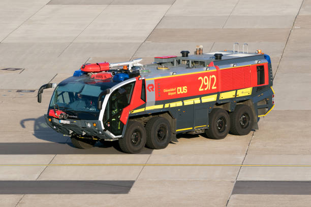 flughafen-feuerwehr crashtender - north rhine westfalia flash stock-fotos und bilder