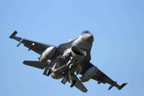 f-16 fighter jet - jet imagens e fotografias de stock