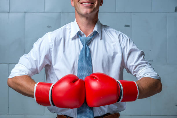 empresario usando camisa blanca, brida y guantes de boxeo - boxing caucasian men business fotografías e imágenes de stock