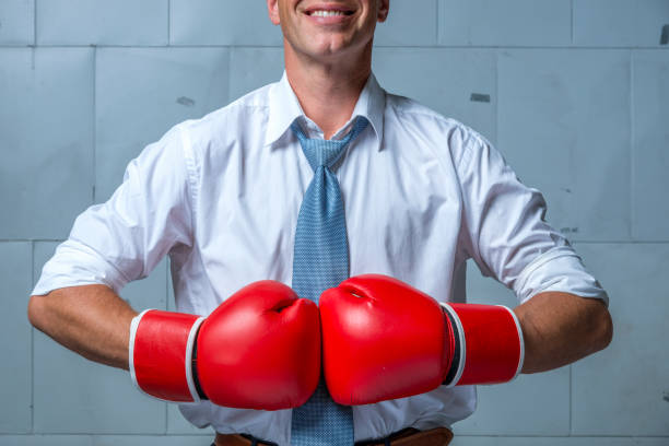 osoba biznesowa ubrana w białą koszulę, krawat i rękawice bokserskie - boxing caucasian men business zdjęcia i obrazy z banku zdjęć