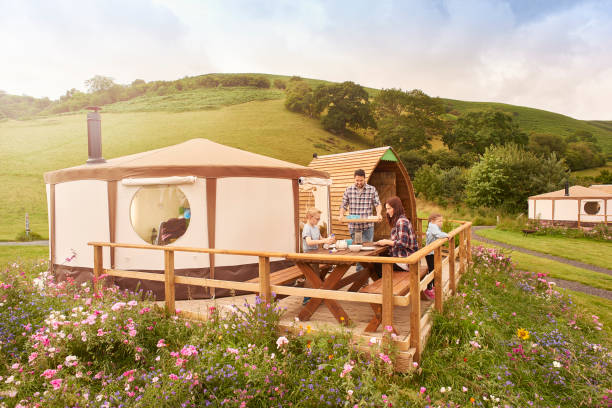 glamping 家族のランチ - camping family nature tent ストックフォトと画像