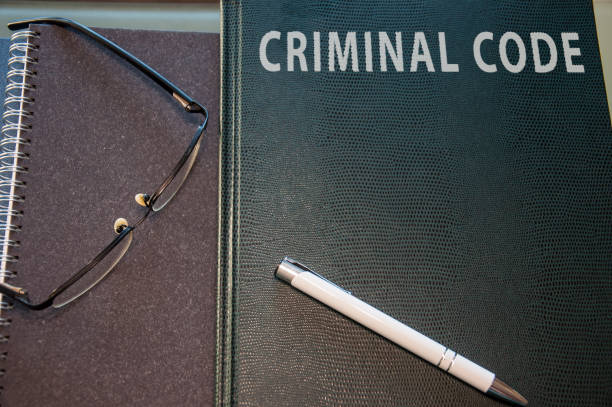 codice penale da studiare, penna e occhiali - penal code foto e immagini stock