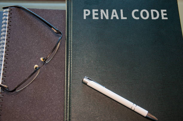 codice penale da studiare, penna e occhiali - penal code foto e immagini stock