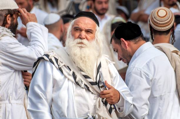 chassid pilger in der menge auf der stadtstraße. tallis - jüdischen gebetsschal. - judaism jewish ethnicity hasidism rabbi stock-fotos und bilder