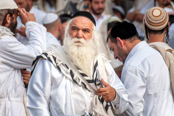 도시의 거리에 군중에 hasid 순례자. tallith-유태인 기도 목도리 - judaism jewish ethnicity hasidism rabbi 뉴스 사진 이미지