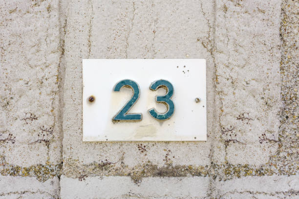 número 23 - alphabet brick brick wall dirty fotografías e imágenes de stock