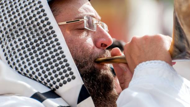 żydowski hasid wieje shofar. rabin w szacie wakacyjnej i tallith. rosz haszana, żydowski nowy rok. - judaism jewish ethnicity hasidism rabbi zdjęcia i obrazy z banku zdjęć