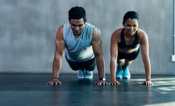 nie kłócimy się, pracujemy na siłowni - exercising men push ups muscular build zdjęcia i obrazy z banku zdjęć