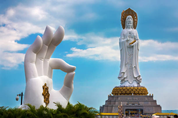 estatua de guanyin de blanco en nanshan budista parque cultural, sanya. - isla de hainan fotografías e imágenes de stock