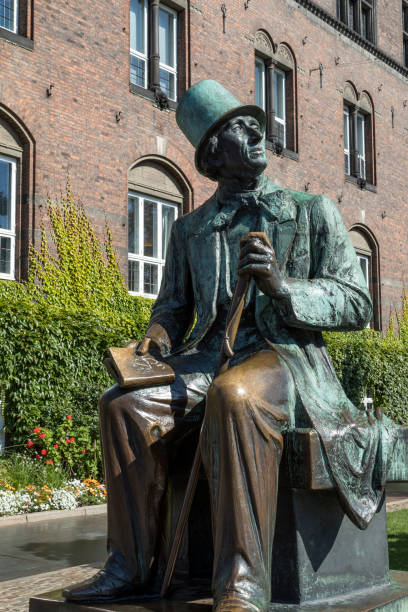 копенгаген - дания - статуя ганса христиана андерсена - denmark copenhagen hans christian andersen statue стоковые фото и изображения