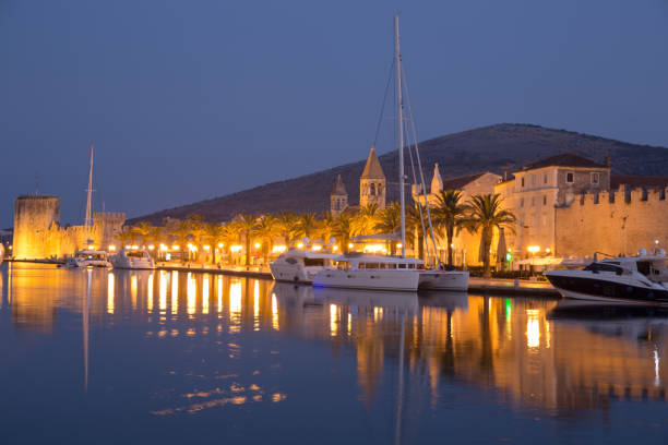 Vue du front de mer de Trogir belle - Photo