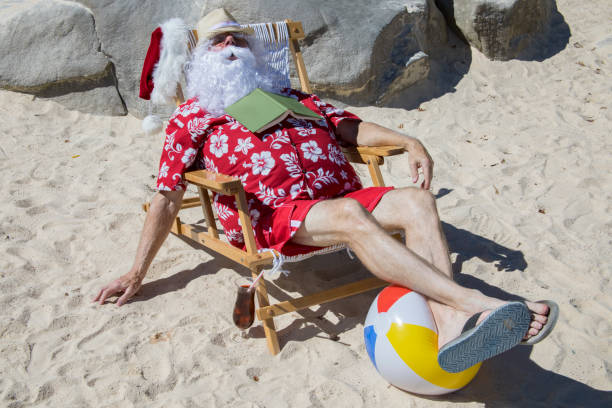 santa claus, faire la sieste sur la plage - swimming trunks shorts swimming shorts clothing photos et images de collection