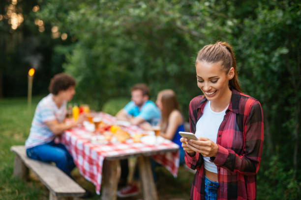 sms con amigos - camping family vacations eating fotografías e imágenes de stock