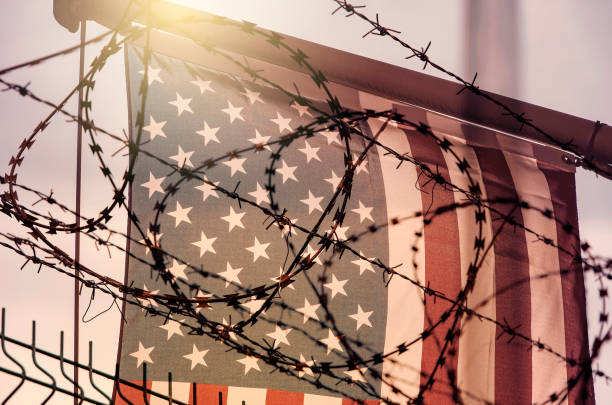 bandera americana y alambre de púas, frontera de los e.e.u.u. - inmigrante fotografías e imágenes de stock