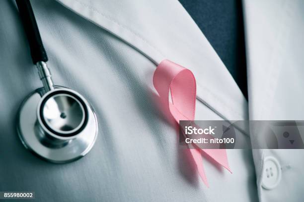Lekarz Z Różową Wstążką - zdjęcia stockowe i więcej obrazów Rak piersi - Rak piersi, Lekarz, Onkolog