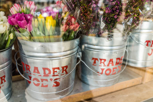 eimer mit blumen mit trader joe es anzeichen von außerhalb store gesehen - joe stock-fotos und bilder