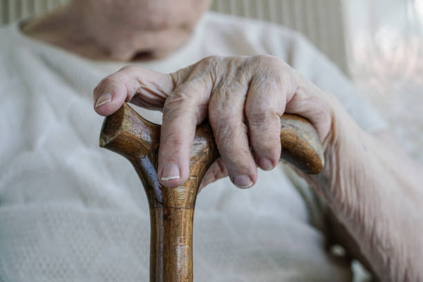 杖に年配の女性のしわ手 - human hand aging process senior adult cane ストックフォトと画像