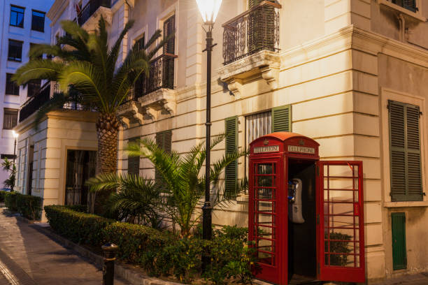 gibraltar city hall i czerwona budka telefoniczna w nocy - capital cities pay phone city cityscape zdjęcia i obrazy z banku zdjęć