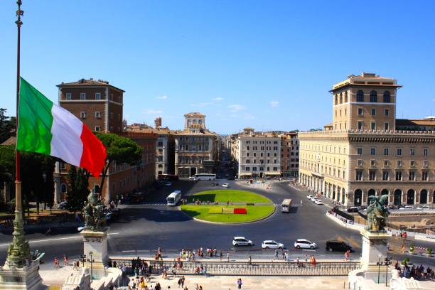 national monument to victor emmanuel ii in rome italy - bandera imagens e fotografias de stock