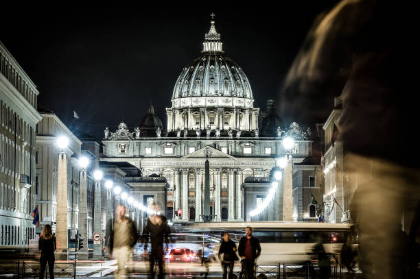 impresionante vista de st. peter basilica en roma - benedict xvi fotografías e imágenes de stock