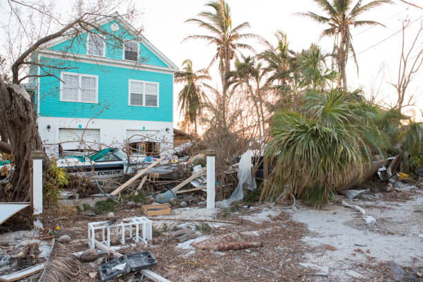 casa sulla spiaggia, barca e proprietà danneggiata da un uragano su ramrod key in florida keys - ramrod foto e immagini stock
