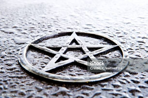 arco archivo pagar Gray Metal Pentagram On Slate Background With Water Drops High Key Stock  Photo - Download Image Now - iStock
