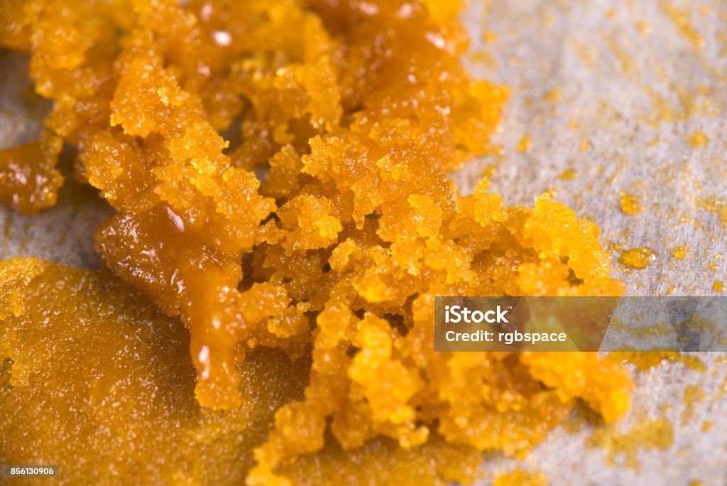Detalle de macro de vivo resina cannabis concentrado extraído de la marihuana medicinal - Foto de stock de Planta de cannabis libre de derechos