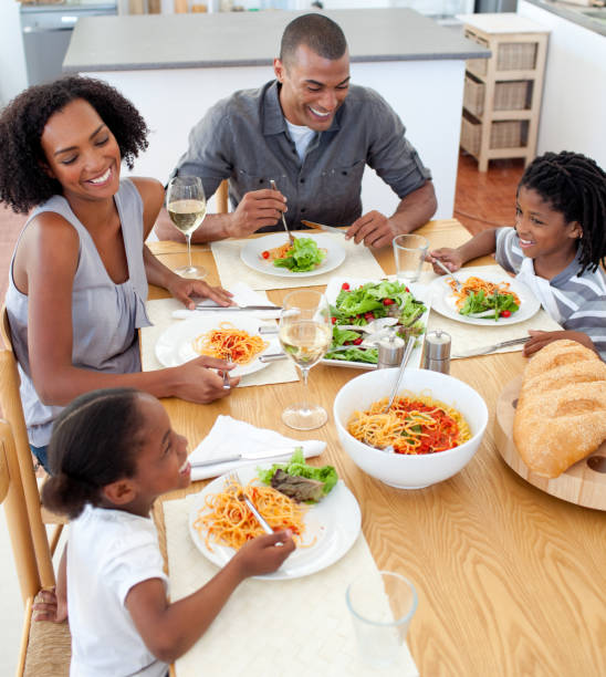 sorridente cena in famiglia insieme - family dinner eating meal foto e immagini stock