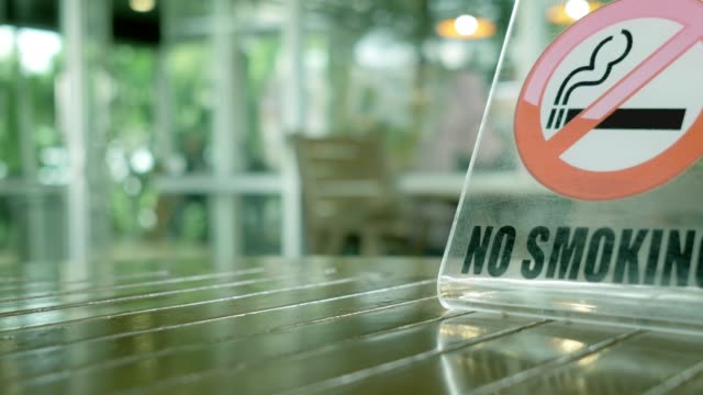 Focus : no smoking sign on table